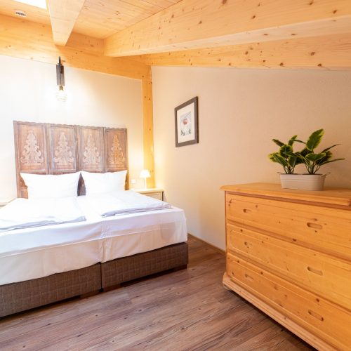 Schlafzimmer mit einem großen Bett in Ferienwohnung in Garmisch-Partenkirchen