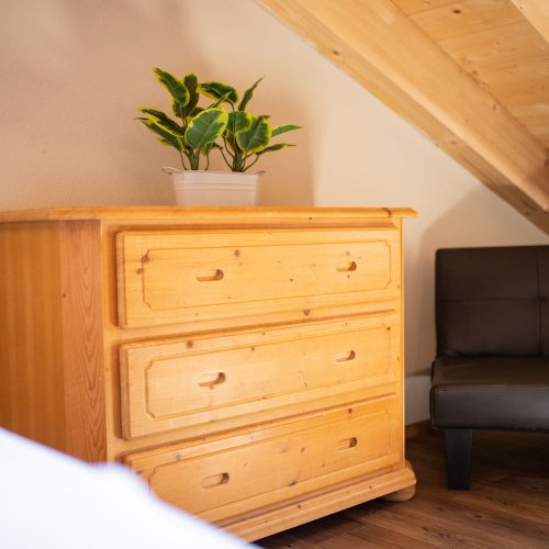 Kommode in braun und einem kleinen Sofa in schwarz in Ferienwohnung in Garmisch-Partenkirchen