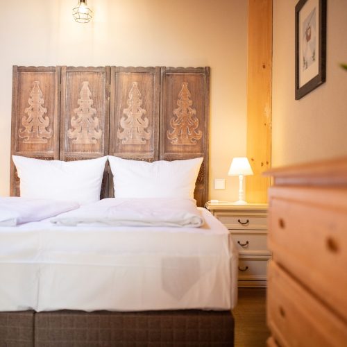 Doppelbett mit einem großen Kopfteil in einem braun in Ferienwohnung in Garmisch-Partenkirchen