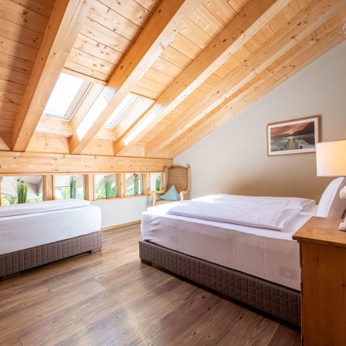 Betten mit einer blauen Wand in Ferienwohnung in Garmisch-Partenkirchen