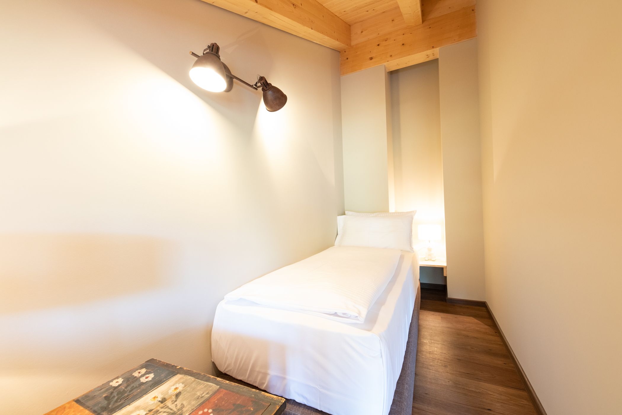 Bett mit Lichtern in Ferienwohnung in Garmisch-Partenkirchen