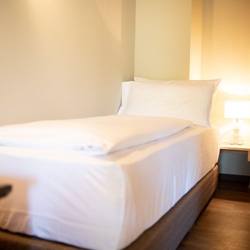 Einzelbett mit Nachttisch in Ferienwohnung in Garmisch-Partenkirchen