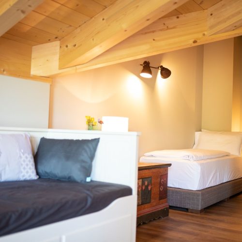 Schlafbereich mit einem Einzelbett in Ferienwohnung in Garmisch-Partenkirchen