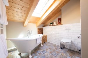 Badezimmer mit Dekoration  in Ferienwohnung in Garmisch-Partenkirchen