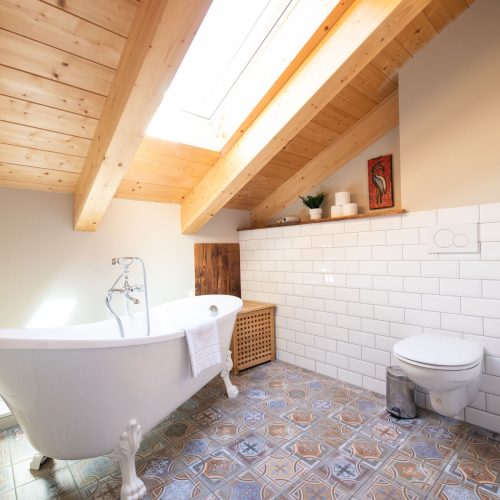 Badezimmer mit Dekoration in Ferienwohnung in Garmisch-Partenkirchen