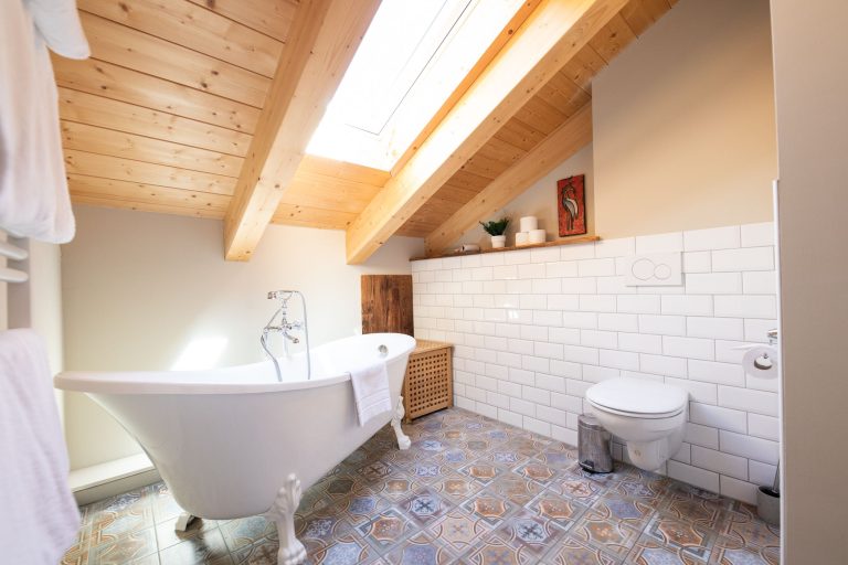 Badezimmer mit Dekoration  in Ferienwohnung in Garmisch-Partenkirchen