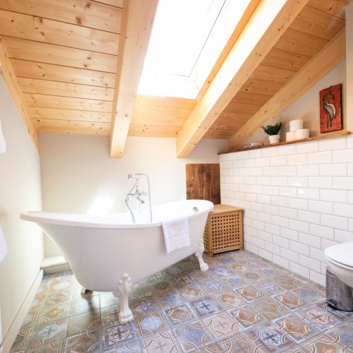 Badezimmer mit Fliesen und Holz in Ferienwohnung in Garmisch-Partenkirchen