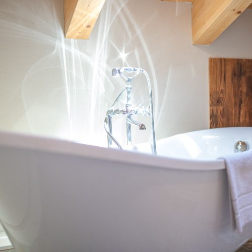 Badezimmer mit einer offen stehenden Badewanne