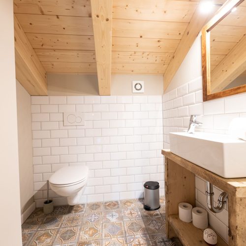 Badezimmer mit gemusterten Fliesen in Ferienwohnung in Garmisch-Partenkirchen