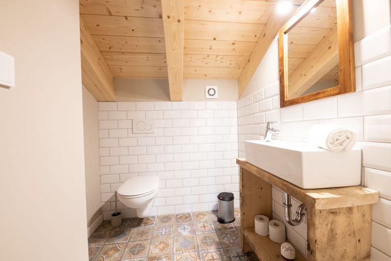 Badezimmer mit gemusterten Fliesen  in Ferienwohnung in Garmisch-Partenkirchen