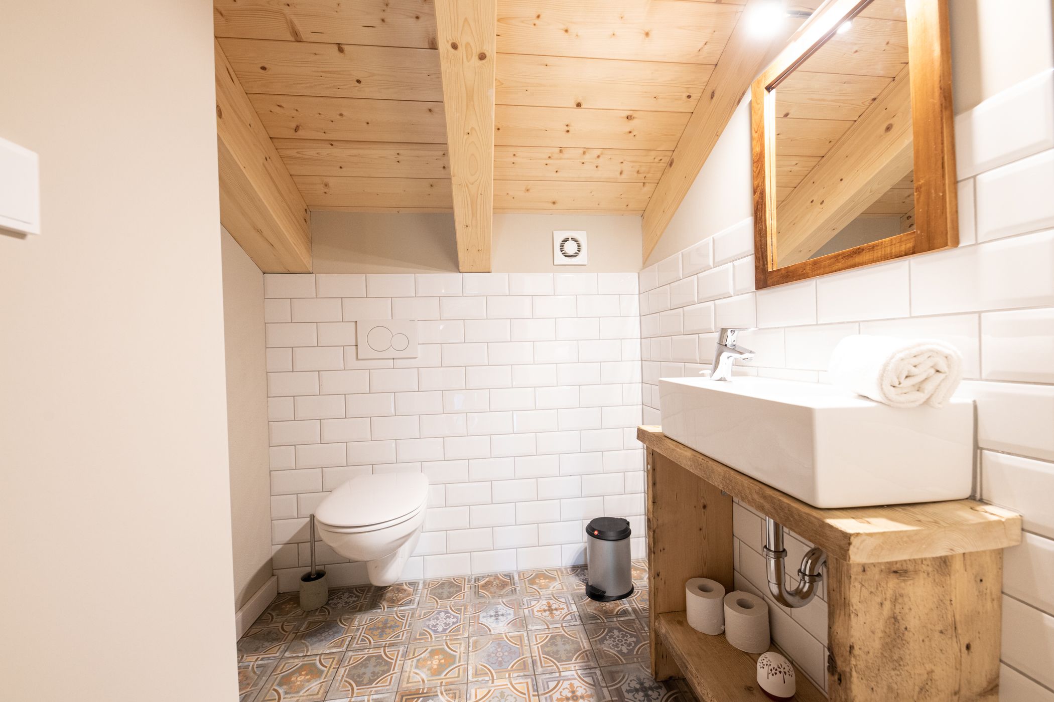 Badezimmer mit gemusterten Fliesen in Ferienwohnung in Garmisch-Partenkirchen