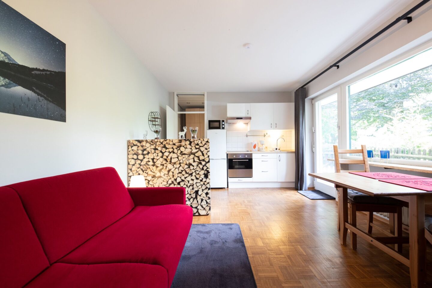 Sofa und graue Vorhänge in Ferienwohnung in Garmisch-Partenkirchen
