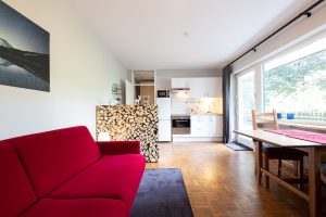 Sofa und graue Vorhänge  in Ferienwohnung in Garmisch-Partenkirchen