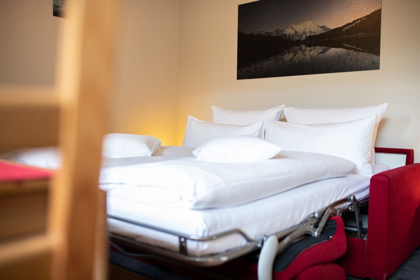 Schlafsofa mit Bild in Ferienwohnung in Garmisch-Partenkirchen