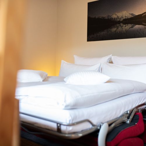 Schlafsofa mit Bild in Ferienwohnung in Garmisch-Partenkirchen