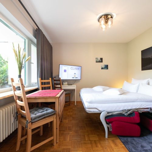 Wohnbereich mit großem Fenster in Ferienwohnung in Garmisch-Partenkirchen