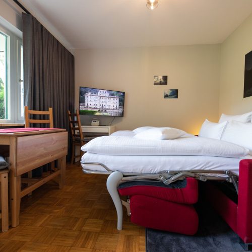 Schlafsofa mit vielen Kissen in Ferienwohnung in Garmisch-Partenkirchen