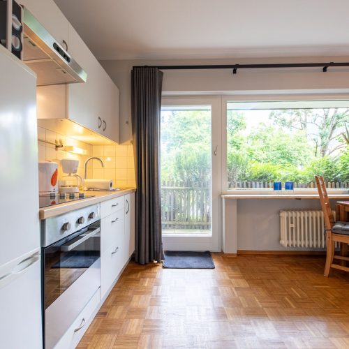 offene Küche mit Ausblick in Ferienwohnung in Garmisch-Partenkirchen