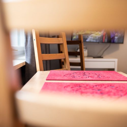 Esstisch mit roten Untersetzern in Ferienwohnung in Garmisch-Partenkirchen