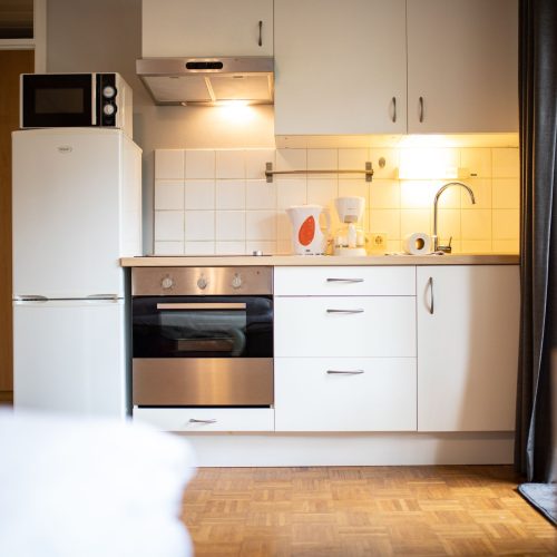 Küche mit verschiedenen Küchengeräten in Ferienwohnung in Garmisch-Partenkirchen