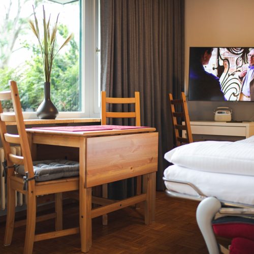 Wohnbereich mit Fernseher in Ferienwohnung in Garmisch-Partenkirchen