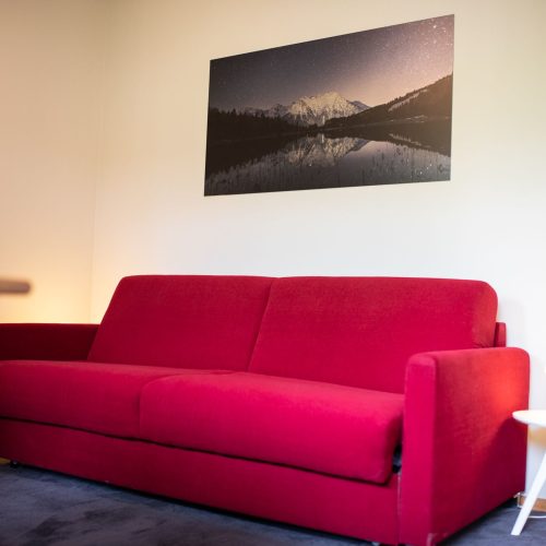 rotes Sofa in Ferienwohnung in Garmisch-Partenkirchen