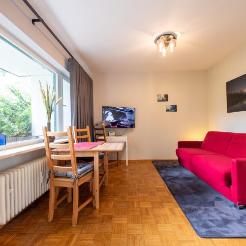 Essbereich mit einem kleinen Tisch in Ferienwohnung in Garmisch-Partenkirchen