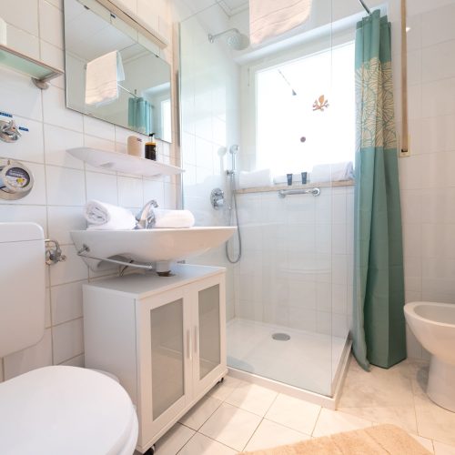 Badezimmer mit einem Spiegel in Ferienwohnung in Garmisch-Partenkirchen