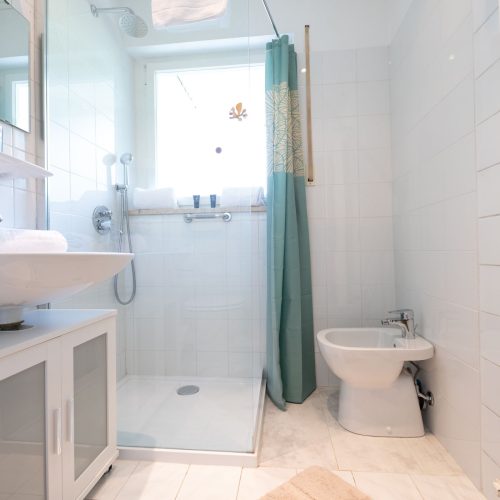 Badezimmer mit Dusche in Ferienwohnung in Garmisch-Partenkirchen