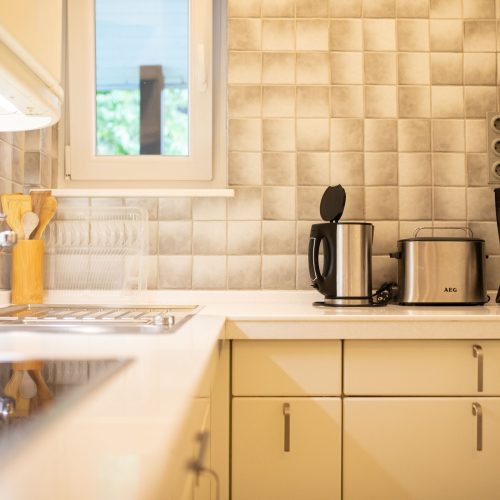 Küche mit verschiedenen Küchengeräten in Ferienwohnung in Garmisch-Partenkirchen