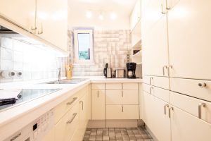 Küche mit Herd in Ferienwohnung in Garmisch-Partenkirchen