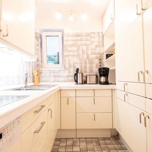 Küche mit Herd in Ferienwohnung in Garmisch-Partenkirchen