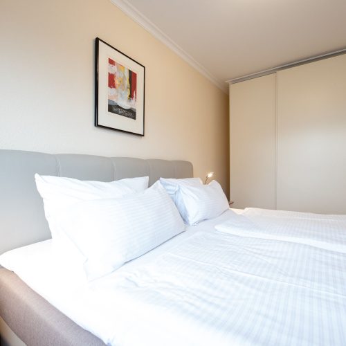 Doppelbett mit Kleiderschrank in Ferienwohnung in Garmisch-Partenkirchen