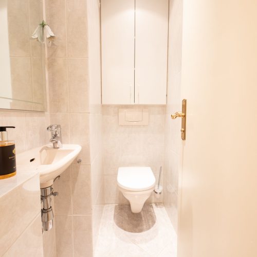 Badezimmer mit Waschbecken in Ferienwohnung in Garmisch-Partenkirchen