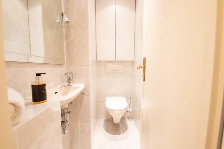 Badezimmer mit Waschbecken in Ferienwohnung in Garmisch-Partenkirchen