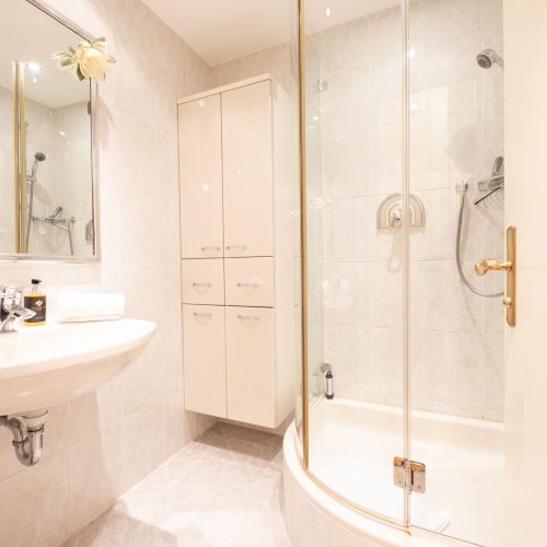 Badezimmer mit großer Dusche in Ferienwohnung in Garmisch-Partenkirchen