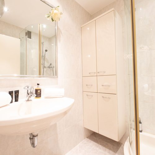 Badezimmer mit Spiegel in Ferienwohnung in Garmisch-Partenkirchen