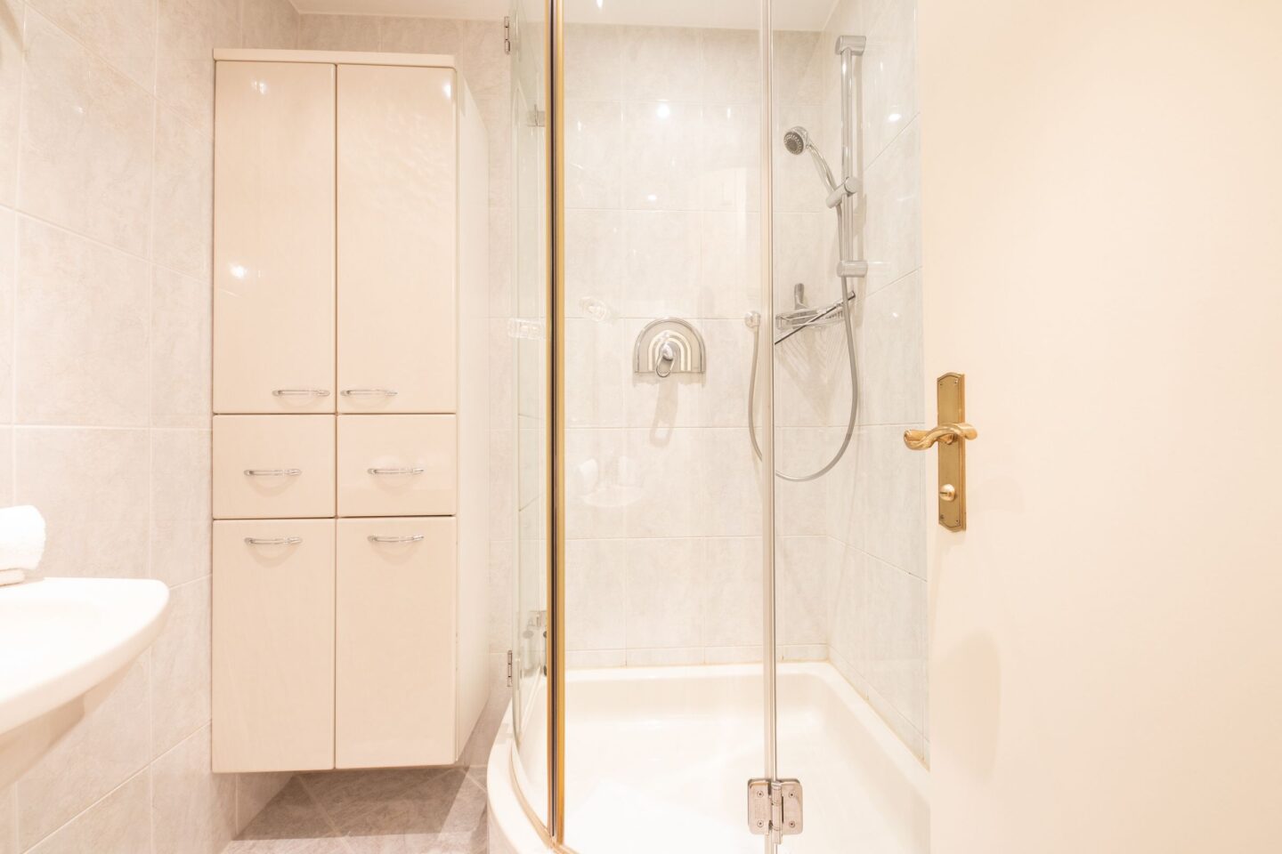 Dusche mit Badezimmer in Ferienwohnung in Garmisch-Partenkirchen