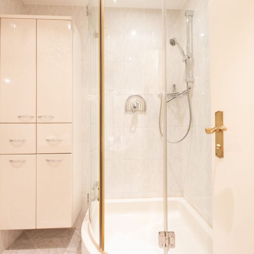 Dusche mit Badezimmer in Ferienwohnung in Garmisch-Partenkirchen