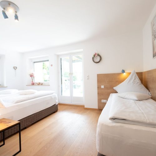 Schlafzimmer in einem hellen braun in Ferienwohnung in Garmisch-Partenkirchen