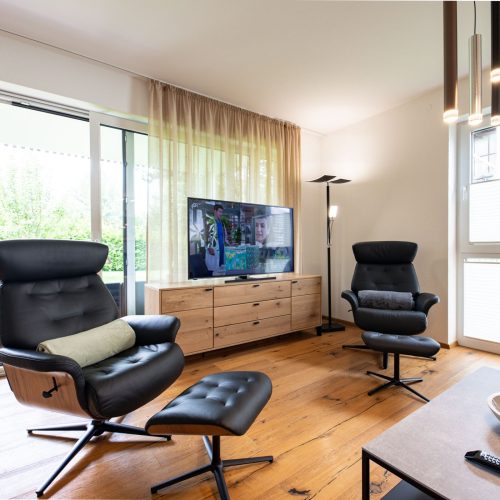 Wohnzimmer mit holz farbenen Sideboard in Ferienwohnung in Garmisch-Partenkirchen