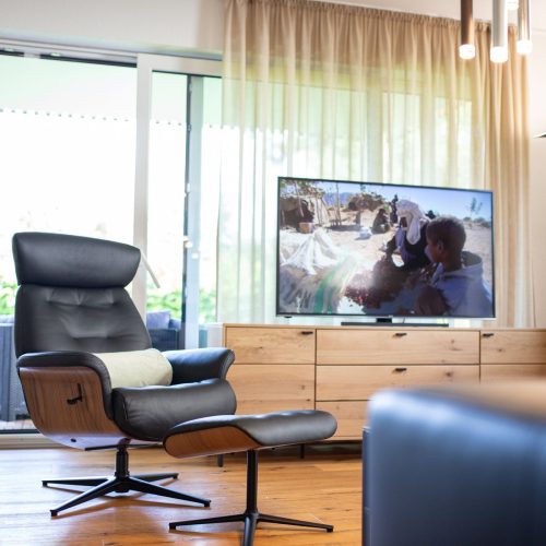 Wohnzimmer mit Fernseher in Ferienwohnung in Garmisch-Partenkirchen