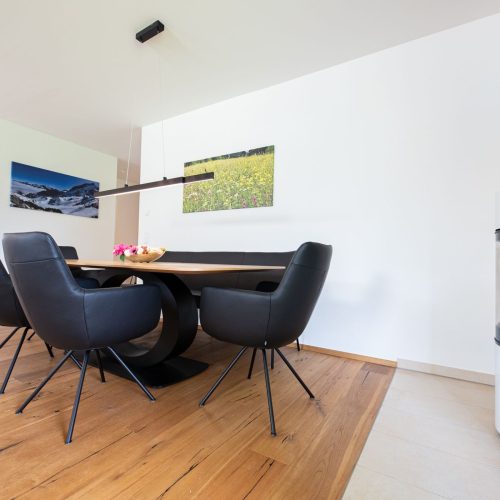 Essbereich mit einem weißen Kamin in Ferienwohnung in Garmisch-Partenkirchen