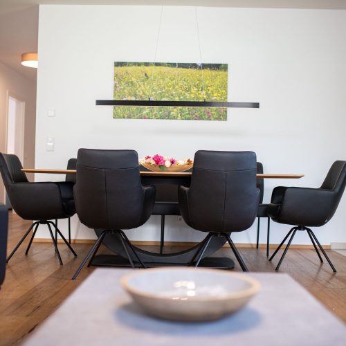 Essbereich mit schwarzen Stühlen in Ferienwohnung in Garmisch-Partenkirchen