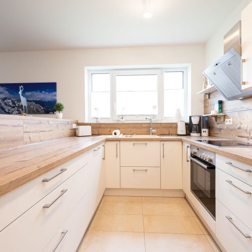 geräumige Küche mit holz farbenen Arbeitsflächen in Ferienwohnung in Garmisch-Partenkirchen