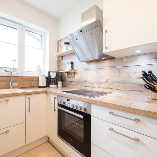 Küche mit Herd und Ofen in Ferienwohnung in Garmisch-Partenkirchen