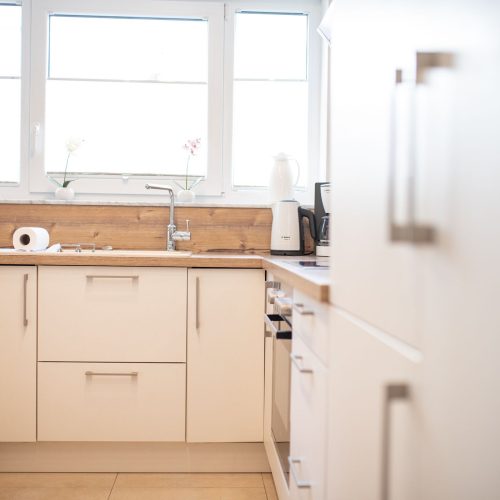 Küchenzeile mit Waschbecken und Küchengeräten in Ferienwohnung in Garmisch-Partenkirchen