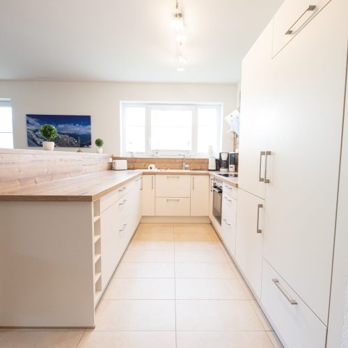 Küche mit vielen Schränken in Ferienwohnung in Garmisch-Partenkirchen