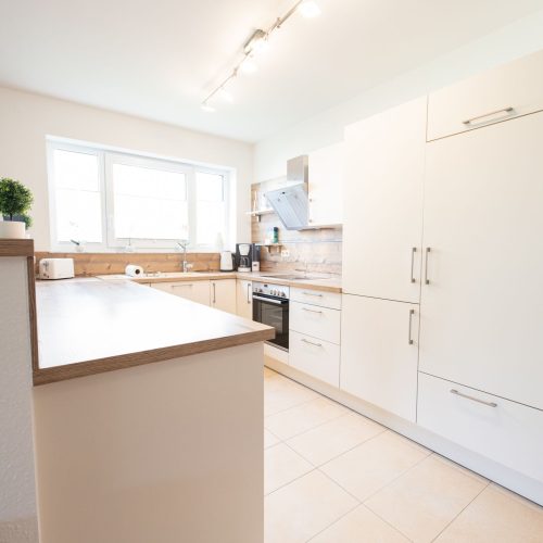 offene Küche in creme Farbe in Ferienwohnung in Garmisch-Partenkirchen