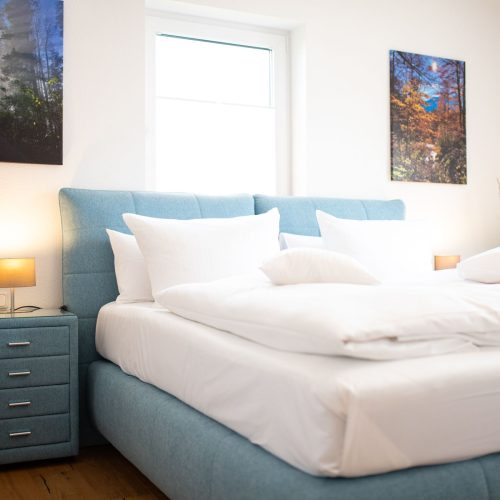 heller Schlafbereich mit weißen Wänden in Ferienwohnung in Garmisch-Partenkirchen